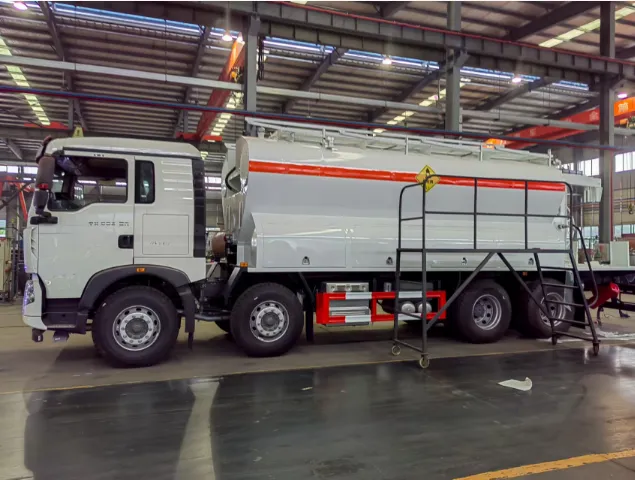 Sinotruk HOWO 18 Cubic Ammonium Nitrate Explosive Truck suppliers